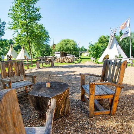 Les Tipis Du Bonheur De Vivre Hotell Brûlon Eksteriør bilde