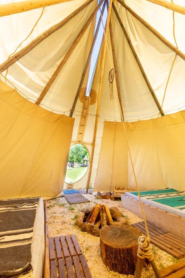 Les Tipis Du Bonheur De Vivre Hotell Brûlon Eksteriør bilde