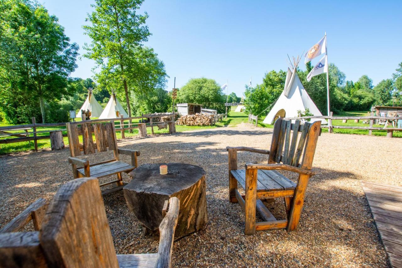 Les Tipis Du Bonheur De Vivre Hotell Brûlon Eksteriør bilde