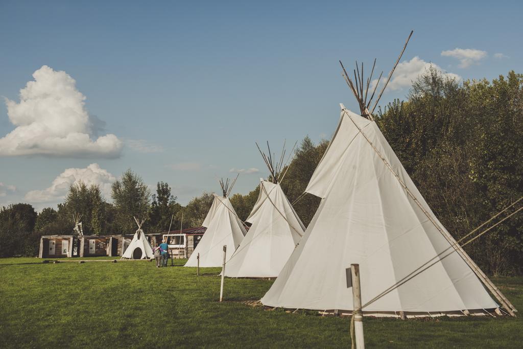 Les Tipis Du Bonheur De Vivre Hotell Brûlon Eksteriør bilde