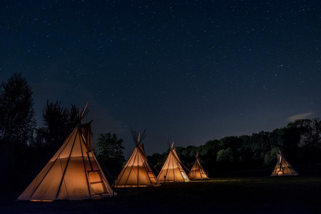 Les Tipis Du Bonheur De Vivre Hotell Brûlon Eksteriør bilde