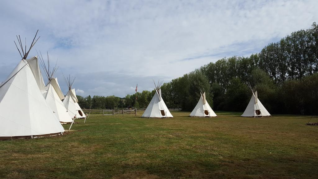 Les Tipis Du Bonheur De Vivre Hotell Brûlon Eksteriør bilde