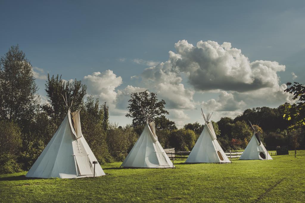 Les Tipis Du Bonheur De Vivre Hotell Brûlon Eksteriør bilde