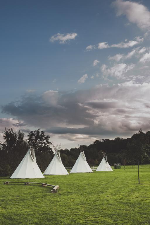 Les Tipis Du Bonheur De Vivre Hotell Brûlon Eksteriør bilde