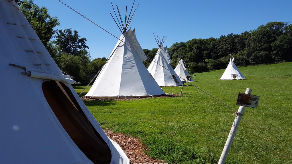 Les Tipis Du Bonheur De Vivre Hotell Brûlon Eksteriør bilde