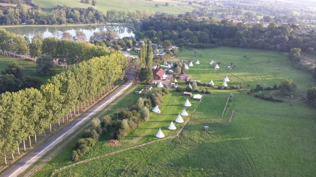 Les Tipis Du Bonheur De Vivre Hotell Brûlon Eksteriør bilde