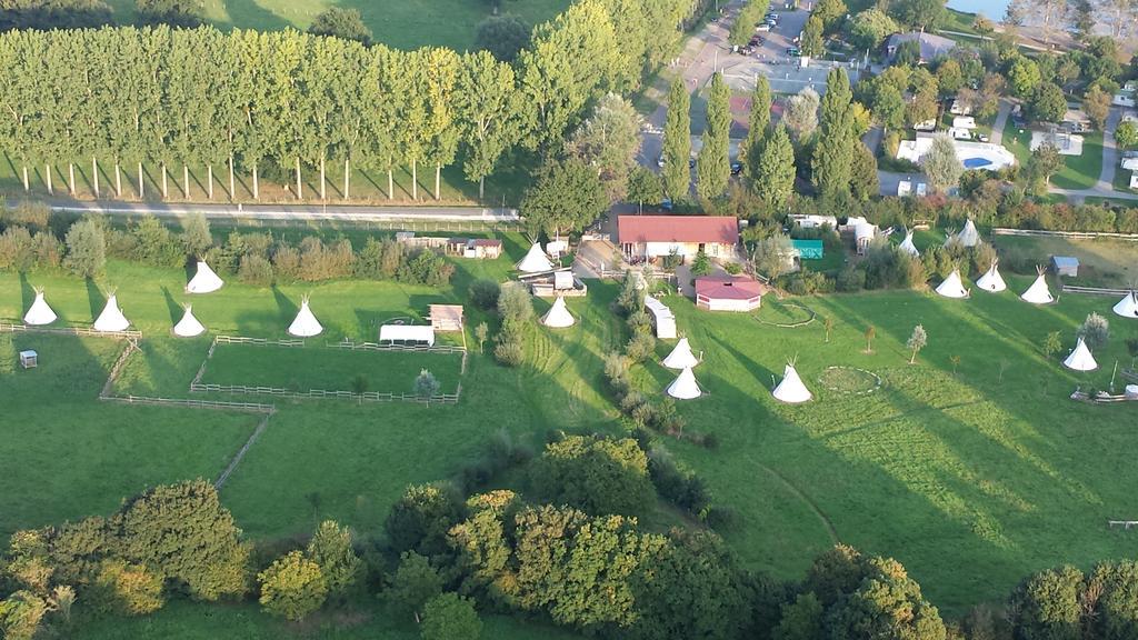 Les Tipis Du Bonheur De Vivre Hotell Brûlon Eksteriør bilde