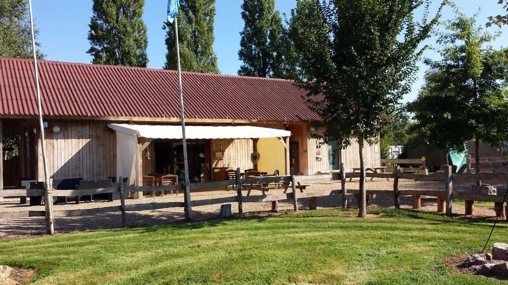 Les Tipis Du Bonheur De Vivre Hotell Brûlon Eksteriør bilde